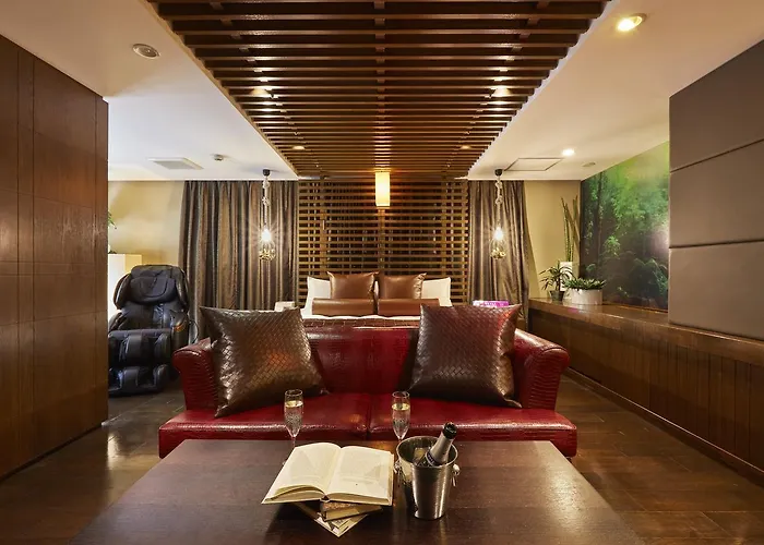 Hotel Love (Adults Only)